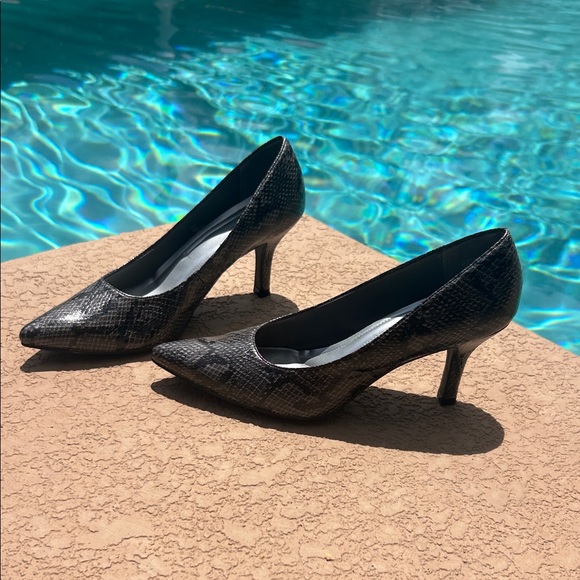 Comfort Plus by Predictions Black & Gray Faux Snakeskin Pumps Sz 9 - Picture 9 of 9